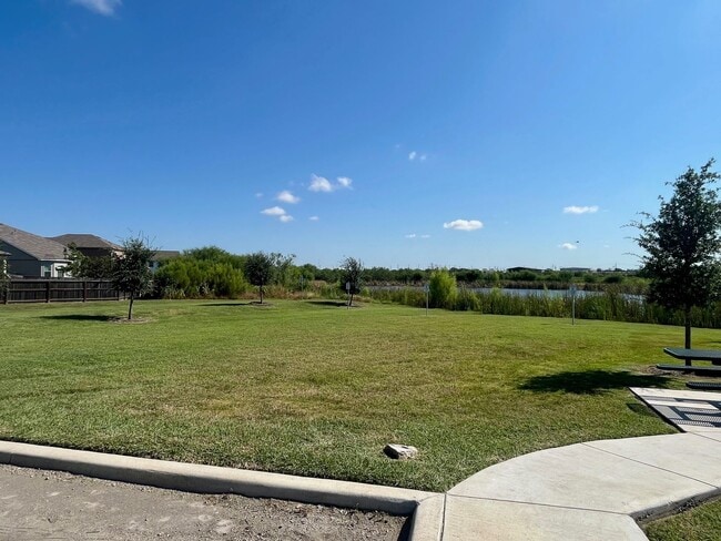 Building Photo - Spacious 4 Bedroom/Loft Area ~ Convenient ...