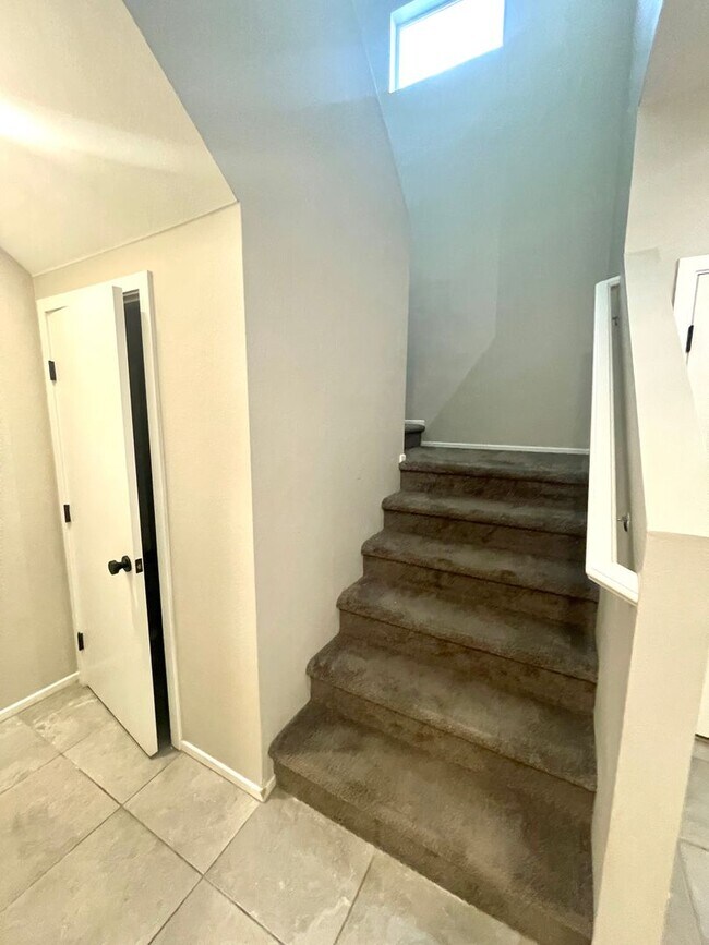 Building Photo - Beautiful Home in Valley Vista Available S...