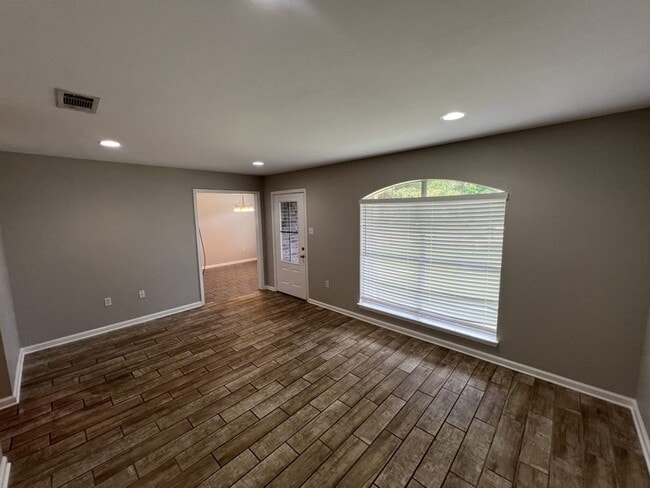 Building Photo - Charming 4-Bedroom Home with Large Backyar...