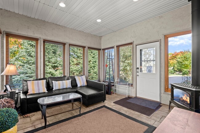 Building Photo - 1580 E Shore Dr