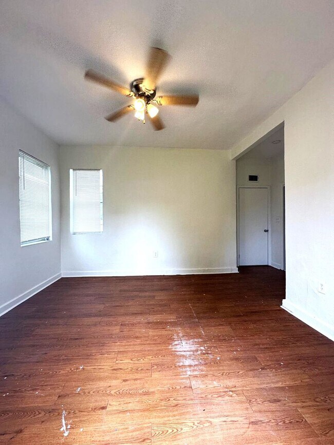 Building Photo - Huge 3 Bed House For Rent