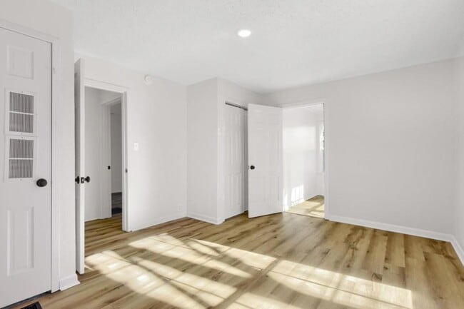 Building Photo - 1313 E Lamar St