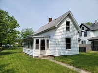 Building Photo - Updated 3-Bedroom, 1-Bathroom Home with Mo...