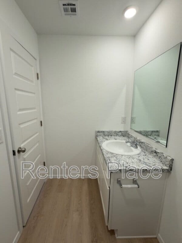 Building Photo - 1111 Raven Dr