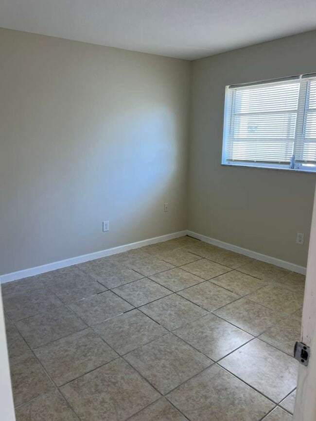 Building Photo - 15225 NE 6th Ave