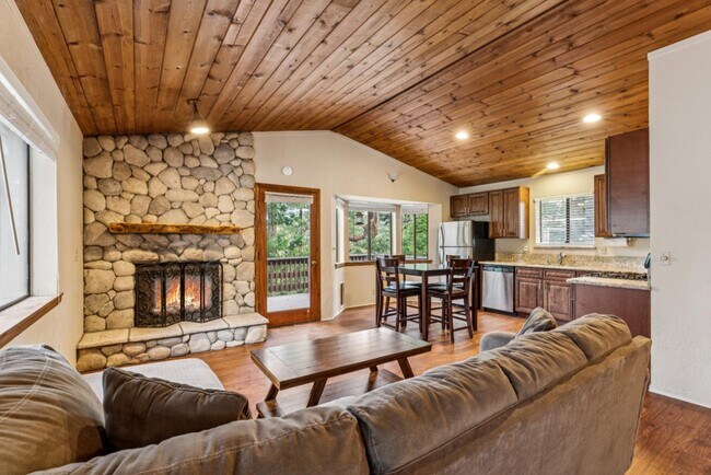 Building Photo - 725 Ivy Ln