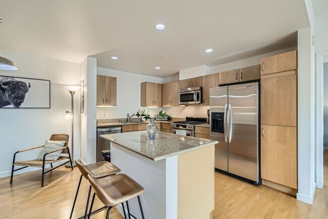 Building Photo - 2-BDR Retreat with Rooftop Pool & Gym