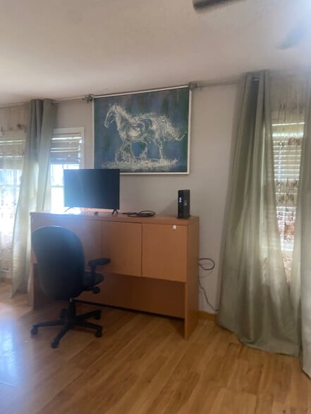 Building Photo - Room in Duplex on Valley Brook Dr