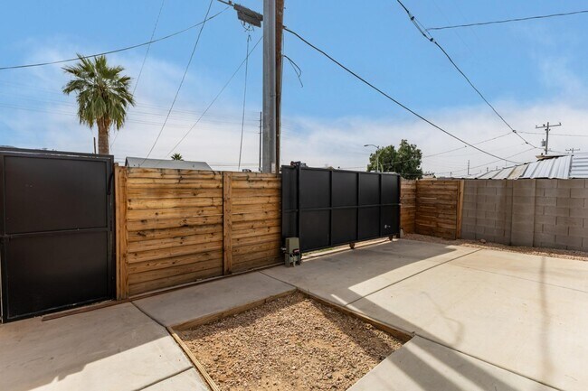 Building Photo - 1933 E Monroe St