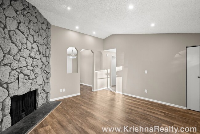 Building Photo - Renovated 2BD/1BA Duplex | Single-Level | Stoneridge – Tualatin