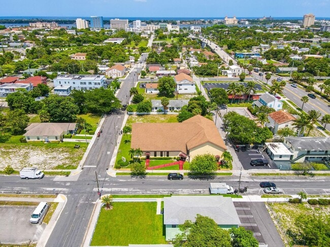 Building Photo - 1319 Douglass Ave