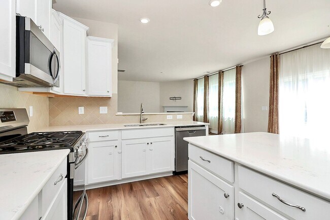 Building Photo - Welcome to this spacious 4 bedroom, 2.5 ba...