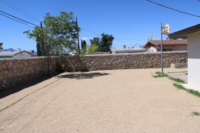 Building Photo - 1507 Dennis Cir