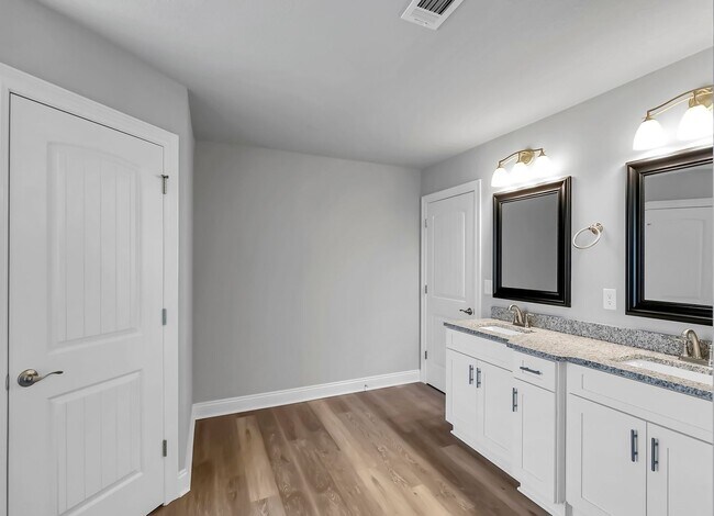 Building Photo - Stunning Rental in Navarre!