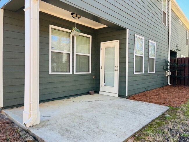 Building Photo - Wow! 3 bedroom 2.5 bathroom home in Newnan, 2100 plus sqft, 2 car garage, huge rooms, must see!