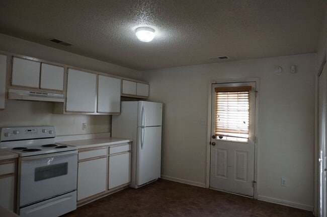 Building Photo - 2 Bedroom 2.5 Bathroom Townhome located in Marsh Oaks