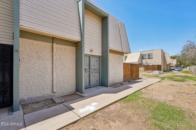 Building Photo - 5919 W Golden Ln