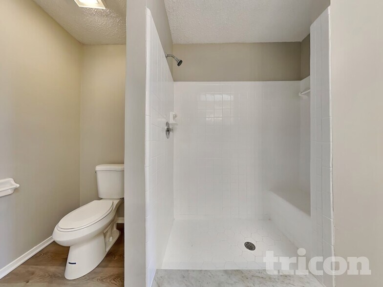 Building Photo - 606 Radnor Ln