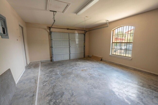 Building Photo - 204 N Espana Dr