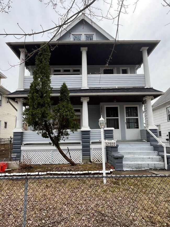 Building Photo - 2 bedroom/1 bath (upper unit)- 1ST MONTH FREE IF LEASE SIGNED BY 10/15