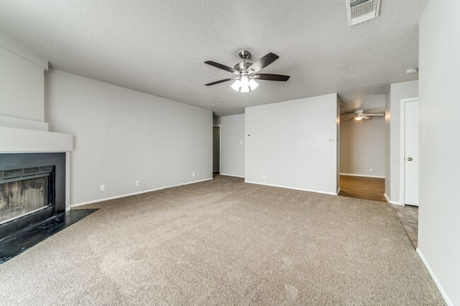 Building Photo - Welcome home to this charming single-story home in Hunters Chase