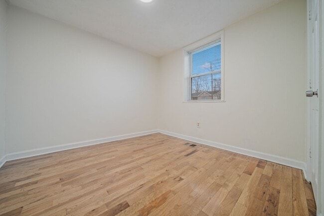 Building Photo - Spacious & Newly Renovated 5-Bedroom Home Available May 9!