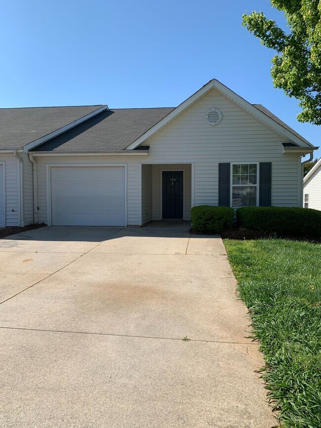 Building Photo - 1480SF 3BR 2BA