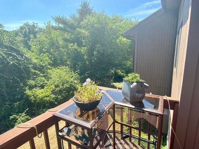 Building Photo - 215 Trailside Way