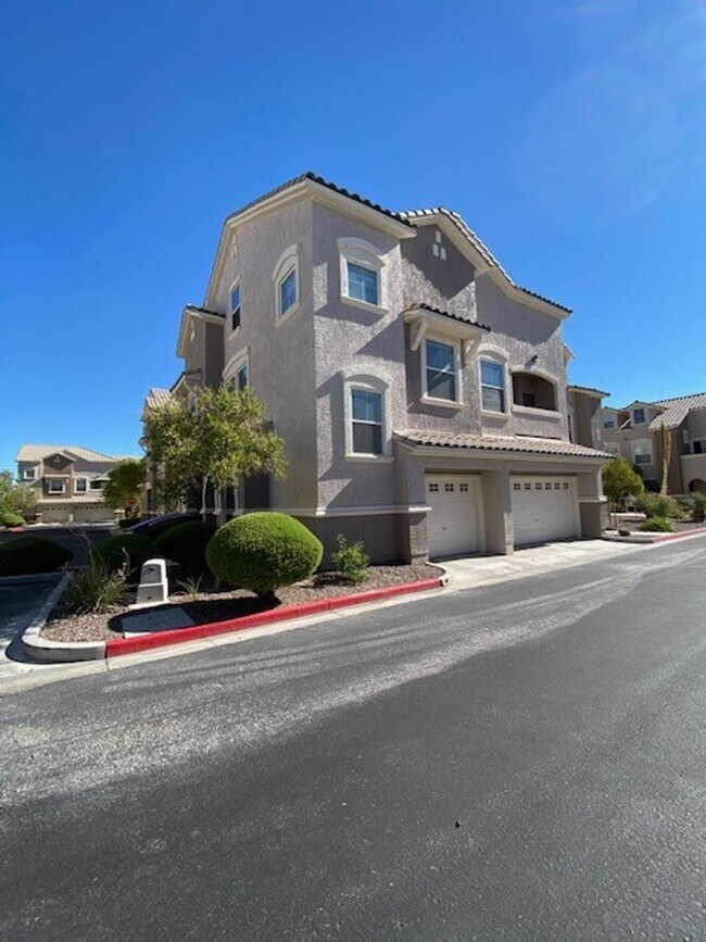 Building Photo - Gorgeous 3 level townhouse with a garage