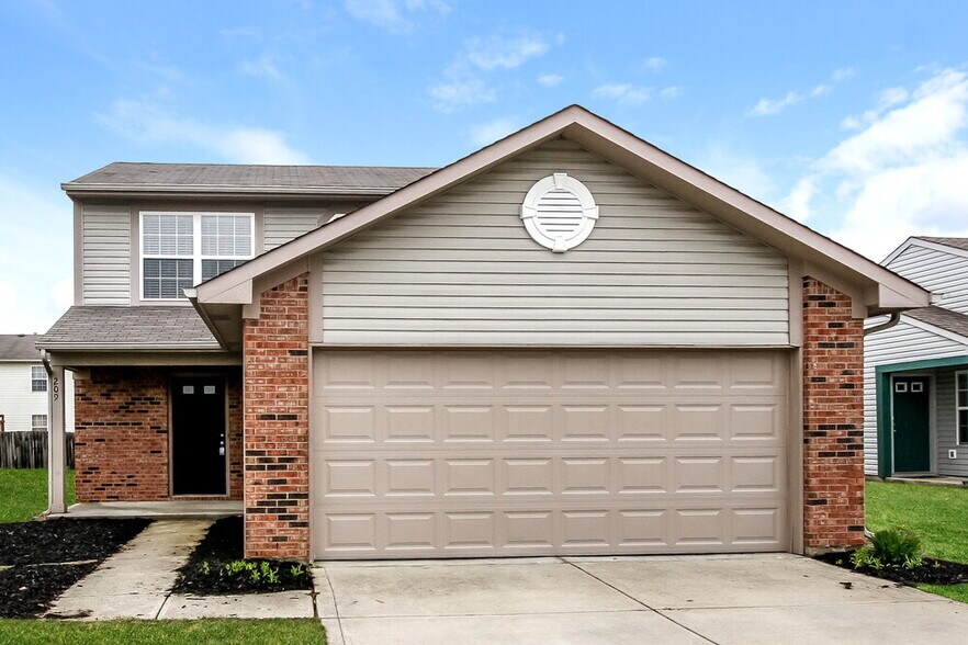 Primary Photo - 209 Bent Stream Ln