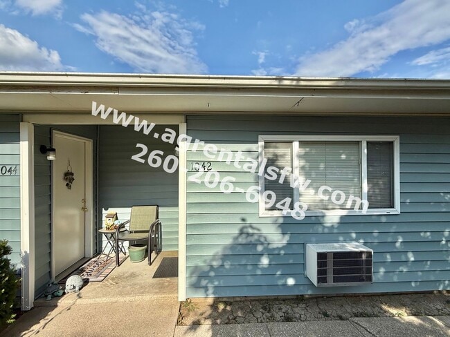 Primary Photo - 1042 Lewis Pl