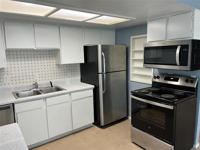 Building Photo - 902 Wandering Way Dr