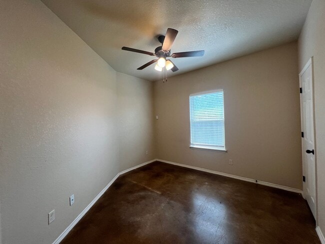 Building Photo - Luxury 3/2 duplex in NBTX