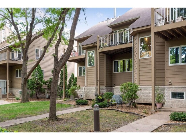 Building Photo - 2858 Kenwood Isles Dr