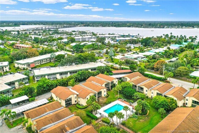 Building Photo - 1811 SW Palm City Rd