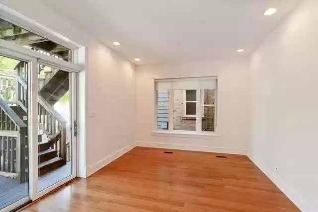 Dining Area - 3831 N Clark St