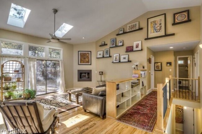 Building Photo - 1320 Oak Ct