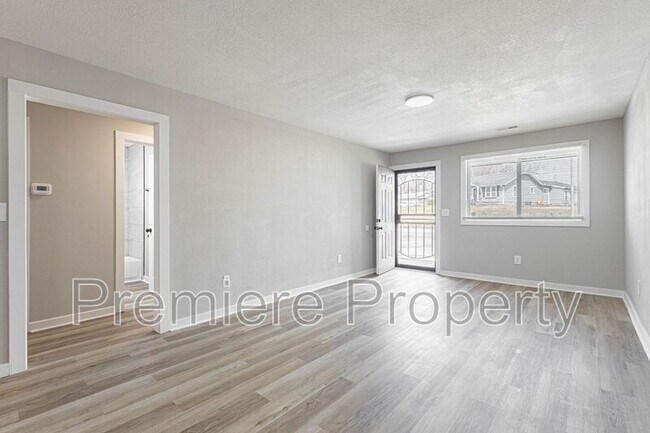 Building Photo - 721 E College St