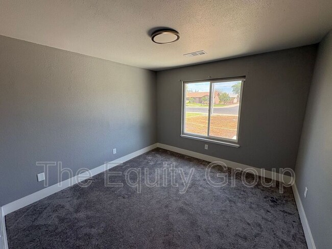 Building Photo - 609 S Acacia Dr