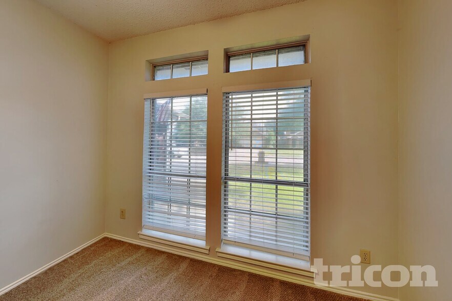 Building Photo - 2851 Linden Ln