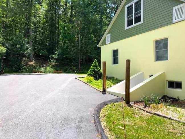 Building Photo - Four Bedroom House just outside Blacksburg