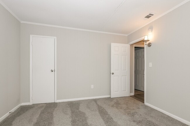 Building Photo - 129 Royal Ct
