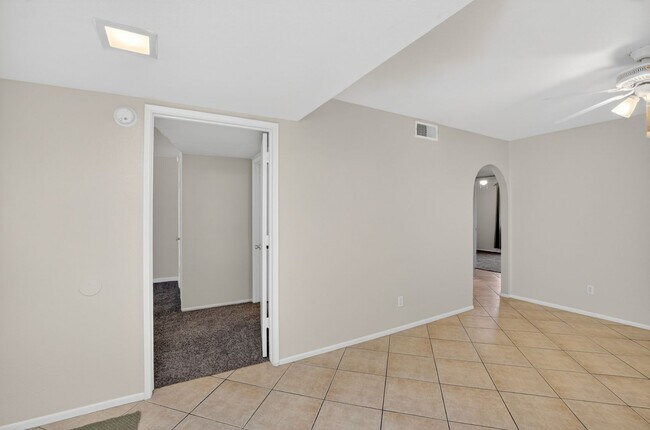 Building Photo - Modern Updated Tempe Townhome Near ASU & Downtown with Resort-Style Amenities