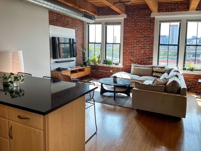 Building Photo - 9 W Broadway