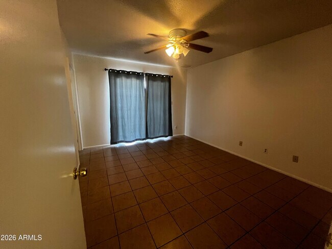 Building Photo - 1550 W Knowles Ave