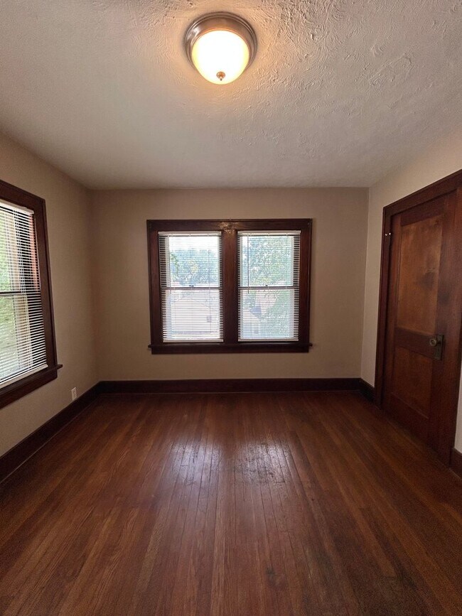 Building Photo - Timeless Charm Meets Modern Comfort – Spacious 3 Bedroom Duplex Near Downtown Omaha