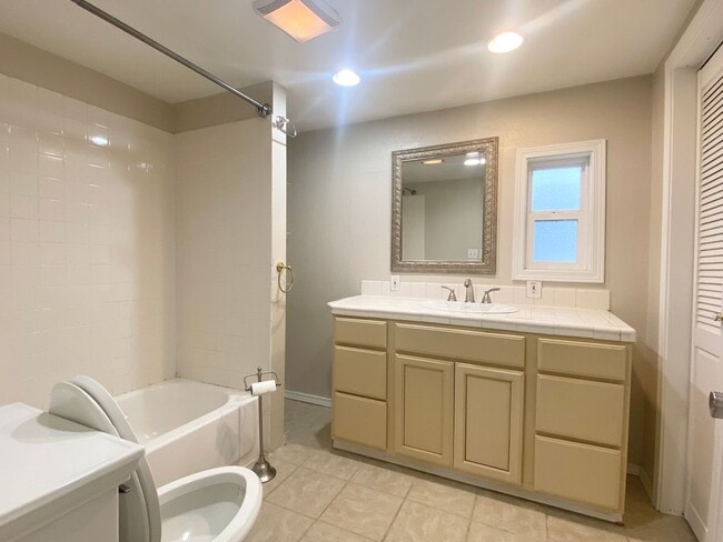 Building Photo - DOWNTOWN Covington home w/ basement