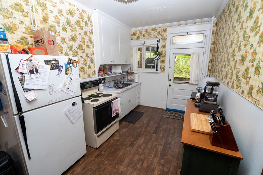 Building Photo - 308 E Linn St