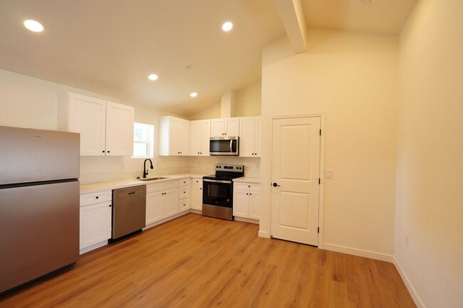 Building Photo - 4805 Charlotte Way