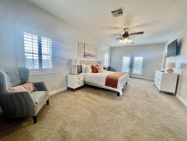 Building Photo - Luxurious 5-Bed, 4-Bath Fully Furnished Home in Henderson-